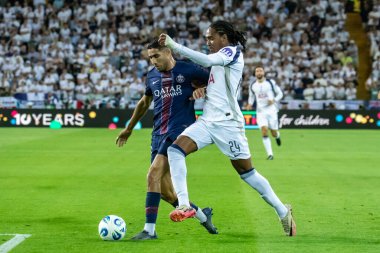Udine, İtalya. 13 Ağustos 2025. UEFA Süper Kupası 2025. Paris Saint-Germain Tottenham Hotspur 'a karşı 4-3. Djed Spence, Tottenham ve Ashraf Hakimi, PSG, top için yarışın.