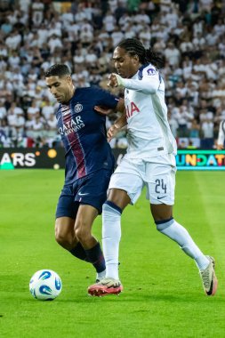 Udine, İtalya. 13 Ağustos 2025. UEFA Süper Kupası 2025. Paris Saint-Germain Tottenham Hotspur 'a karşı 4-3. Djed Spence, Tottenham ve Ashraf Hakimi, PSG, top için yarışın.