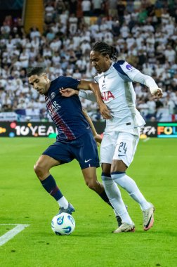 Udine, İtalya. 13 Ağustos 2025. UEFA Süper Kupası 2025. Paris Saint-Germain Tottenham Hotspur 'a karşı 4-3. Djed Spence, Tottenham ve Ashraf Hakimi, PSG, top için yarışın.