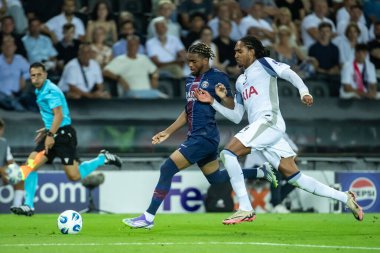 Udine, İtalya. 13 Ağustos 2025. UEFA Süper Kupası 2025. Paris Saint-Germain Tottenham Hotspur 'a karşı 4-3. Bradley Barcola, PSG ve DJed Spence, Tottenham, top için yarışın.