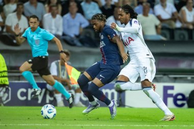 Udine, İtalya. 13 Ağustos 2025. UEFA Süper Kupası 2025. Paris Saint-Germain Tottenham Hotspur 'a karşı 4-3. Bradley Barcola, PSG ve DJed Spence, Tottenham, top için yarışın.