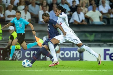 Udine, İtalya. 13 Ağustos 2025. UEFA Süper Kupası 2025. Paris Saint-Germain Tottenham Hotspur 'a karşı 4-3. Bradley Barcola, PSG ve DJed Spence, Tottenham, top için yarışın.