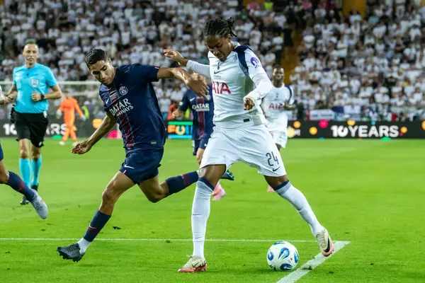 Udine, İtalya. 13 Ağustos 2025. UEFA Süper Kupası 2025. Paris Saint-Germain Tottenham Hotspur 'a karşı 4-3. Djed Spence, Tottenham ve Ashraf Hakimi, PSG, top için yarışın.