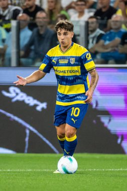 Torino, İtalya. 24 Ağustos 2025. Allianz Juventus Stadyumu. İtalyan Serisi A Futbol Şampiyonası 2025-26. Juventus Parma 'ya karşı. Adrian Bernanbe, Parma.