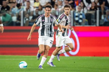 Torino, İtalya. 24 Ağustos 2025. Allianz Juventus Stadyumu. İtalyan Serisi A Futbol Şampiyonası 2025-26. Juventus Parma 'ya karşı. Andrea Cambiaso, Koç Juventus..