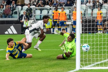 Torino, İtalya. 24 Ağustos 2025. Allianz Juventus Stadyumu. İtalyan Serisi A Futbol Şampiyonası 2025-26. Juventus Parma 'ya karşı. Jonathan David, Juventus, gol ve 1-0 'lık golü kutluyor..