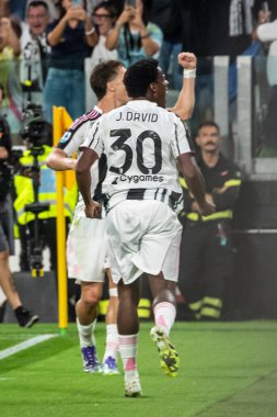 Torino, İtalya. 24 Ağustos 2025. Allianz Juventus Stadyumu. İtalyan Serisi A Futbol Şampiyonası 2025-26. Juventus Parma 'ya karşı. Jonathan David, Juventus, gol ve 1-0 'lık golü kutluyor..