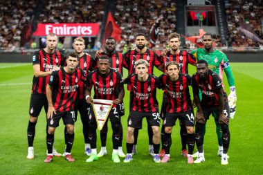 Milan, İtalya. 23 Ağustos 2025. Meazza Stadyumu. İtalyan Serisi A Futbol Şampiyonası. AC Milan, Cremonese 'e karşı. Milan takım resmi maçın başında.