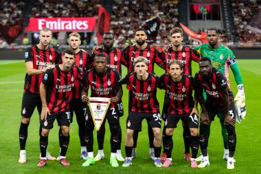 Milan, İtalya. 23 Ağustos 2025. Meazza Stadyumu. İtalyan Serisi A Futbol Şampiyonası. AC Milan, Cremonese 'e karşı. Milan takım resmi maçın başında.