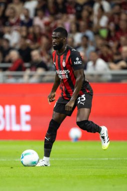 Milan, İtalya. 23 Ağustos 2025. Meazza Stadyumu. İtalyan Serisi A Futbol Şampiyonası. AC Milan, Cremonese 'e karşı. Fikayo Tomori, Milan.