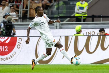 Milan, İtalya. 23 Ağustos 2025. Meazza Stadyumu. İtalyan Serisi A Futbol Şampiyonası. AC Milan, Cremonese 'e karşı. Chidozie Okereke, Cremonese..