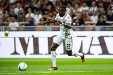 Milan, İtalya. 23 Ağustos 2025. Meazza Stadyumu. İtalyan Serisi A Futbol Şampiyonası. AC Milan, Cremonese 'e karşı. Chidozie Okereke, Cremonese..