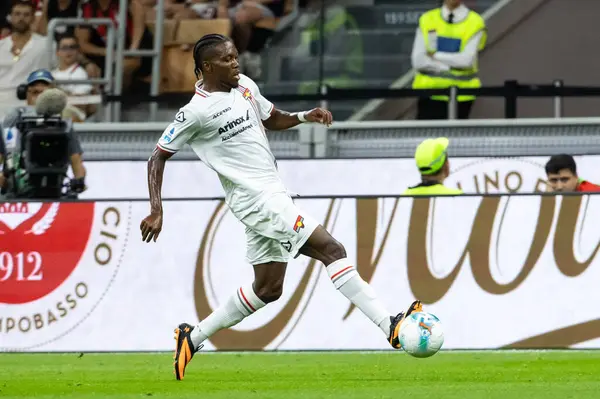Milan, İtalya. 23 Ağustos 2025. Meazza Stadyumu. İtalyan Serisi A Futbol Şampiyonası. AC Milan, Cremonese 'e karşı. Chidozie Okereke, Cremonese..