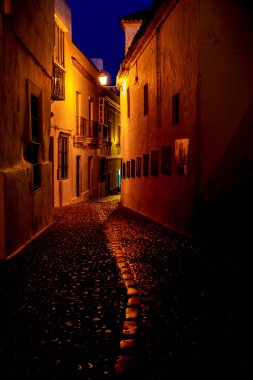 Şehrin arka sokaklarında gölgeler