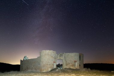 Yıldızlı gökyüzünün altında terk edilmiş bir kale
