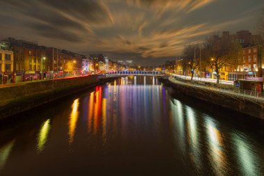 Nehrin kıyısındaki şehirde gece