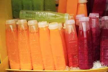 Plastik şişelerdeki meyve suyu Tayland 'da sokak yemeği olarak satılıyor..