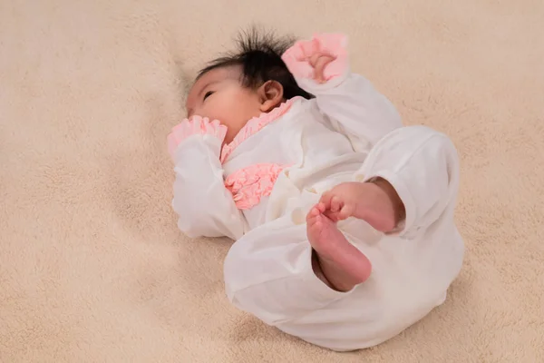 Selektivt Fokus Nyfödda Barn Bär Body Suit Med Blöja Bekväm — Stockfoto