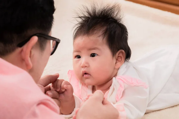 Närbild Nyfödda Barn Månader Ögonkontakt Med Lycklig Far Med Kärlek — Stockfoto