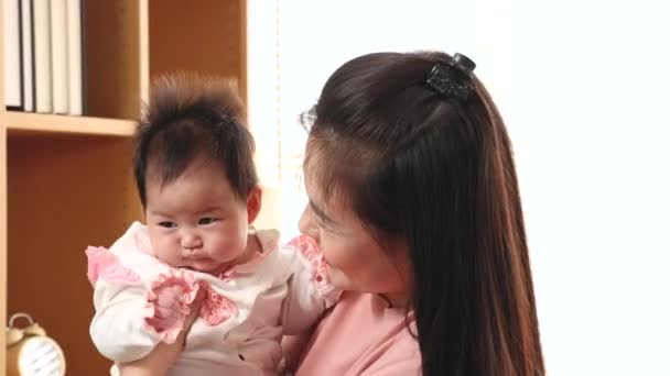 Pov Erschossen Mutter Sucht Kleinkind Säugling Nähren Umarmung Hause Asiatische — Stockvideo