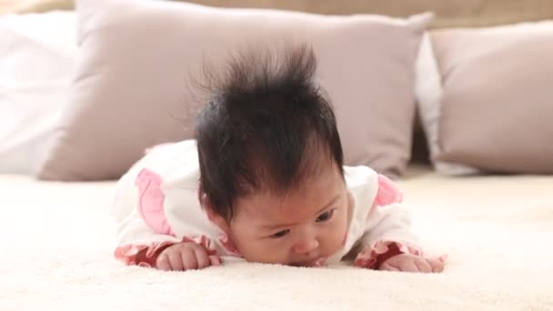 Liebenswertes Neugeborenes Monate Anfällig Auf Dem Bett Liegen Entwicklung Bei — Stockvideo