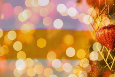 Renkli Bokeh dekorasyonu Odaklanmamış altın Noel kutlaması tonu