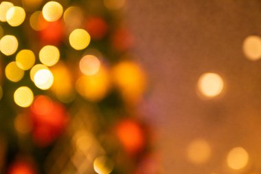 Odaklanmamış Bokeh renkleri Noel kırmızı ve yeşil kompozisyon arka planı, şenlikli bulanık parlak altın arkaplan süslemeleri, fotokopi alanı ile güzel yeni yıl konsepti