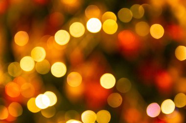 Odaklanmamış Bokeh renkleri Noel kırmızı ve yeşil kompozisyon arka planı, şenlikli bulanık parlak altın arkaplan süslemeleri, fotokopi alanı ile güzel yeni yıl konsepti