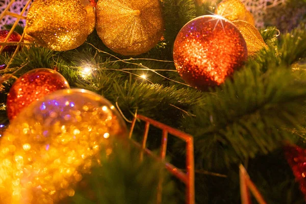 Рождественская Композиция Закрыть Елку Украшены Блестящим Золотом Красный Шар Красивый — стоковое фото