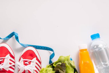 Spor aletleri, spor aletleri, spor aletleri, spor aletleri, spor aletleri, halterler, bir şişe saf su.