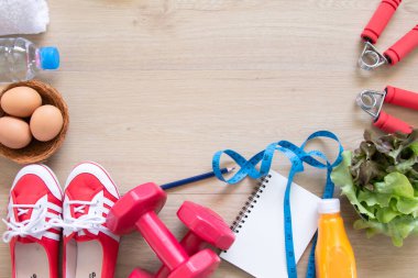 Spor aletleri, yaşam tarzı, fotokopi alanı konsepti, spor ayakkabısı, spor ayakkabısı, spor aletleri, spor aletleri, spor aletleri, halterler ve ahşap zeminde bir şişe saf su. 