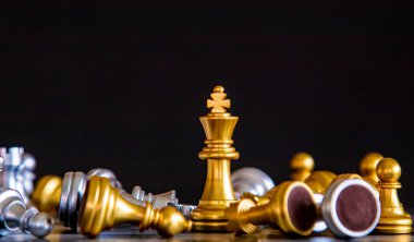 Seçici odaklı altın kral satranç standı, takipçiler olumsuz rekabet konsepti, başarısız liderlik, strateji, iş ve takım çalışması sembol oyununda masa oyunu konusunda başarısız olurken,