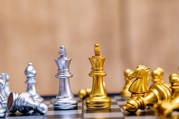 Выборочный Фокус Золото Король Шахматы Последователями Настольной Игры Концепции Конкуренции — стоковое фото