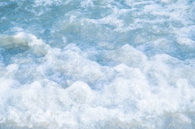 Kumlu sahildeki yumuşak okyanus dalgası köpük / kopya alanı ve arka planı