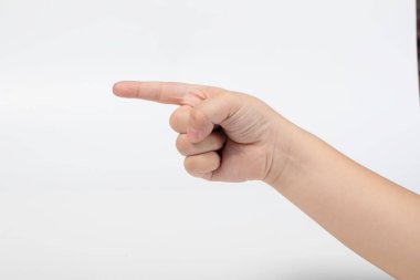 Yakın plan. Sağlıklı küçük çocuk eli. Hedefi işaret ediyor ya da beyaz izole arkaplana dokunuyor.
