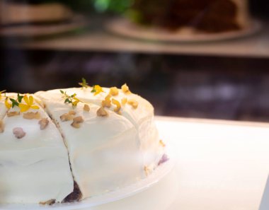 Tabak kapağındaki turuncu ve kremalı fırın, tarif / pastane konseptin için kopyalama alanı olan cam kaplı.