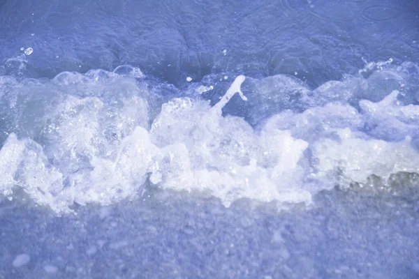 带泡沫 复制空间和背景的沙滩上的海浪软浪 — 图库照片