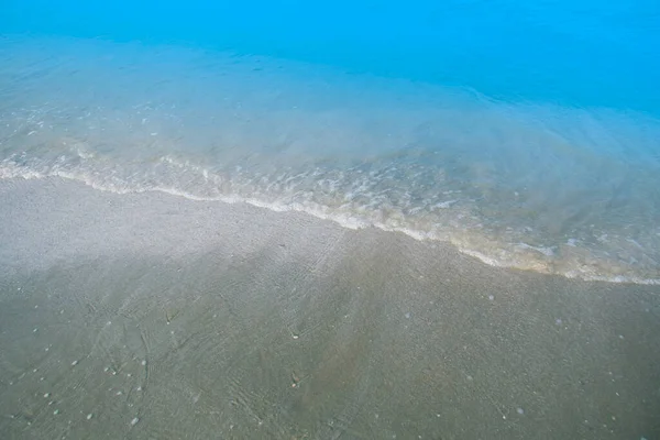 Okyanusun Yumuşak Dalgaları Kumlu Sahilde Köpük Kopyalama Alanı Arka Planı — Stok fotoğraf