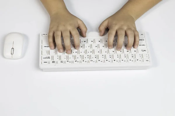 Visão Superior Duas Mãos Menino Praticando Usar Teclado Mouse Durante — Fotografia de Stock
