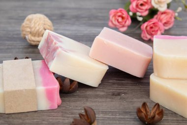 Banyo için ev yapımı sabun, yağlı, bitkisel ve lavanta içerikli el yapımı sabun, ahşap arka planda doğal aromalı spa tedavisi dekorasyonu