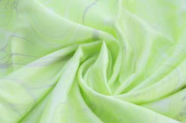 Temel renk ipeğinin yeşil üst görünümü, yeşil mermer desenli kumaş ipekli, dalgalı, spiral, kırışık, girdap, perde arkası, kumaş arkaplan, metin için kopyalama alanı