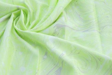 Temel renk ipeğinin yeşil üst görünümü, yeşil mermer desenli kumaş ipekli, dalgalı, spiral, kırışık, girdap, perde arkası, kumaş arkaplan, metin için kopyalama alanı