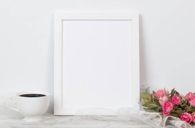 Sanal çerçeve alyans, kahve fincanı ve çiçek süslemeleriyle süslenir. Düğün arka planı veya yıldönümü konsepti için.