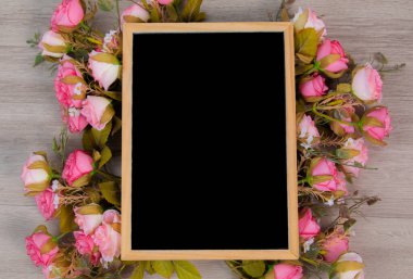 Üst görünüm düz tahta ve çiçeklerin fotokopi alanı / düğün arkaplanı veya yıldönümü konsepti