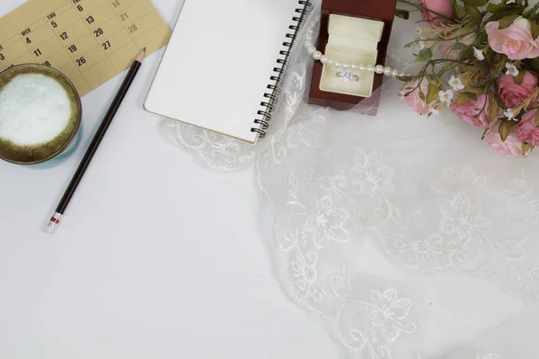 Flachbild Ehering Brautkleid Kranz Rosen Und Schmuck Mit Weißem Kopierraum — Stockfoto