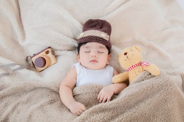Asijské Rozkošné Novorozeně Nosit Hnědý Pletený Klobouk Hluboce Spí Béžovou — Stock fotografie