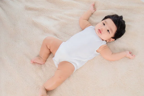 有选择地聚焦于亚洲2 3个月大的新生儿 独自躺在床上 看着相机 可爱的婴儿早上穿着白色衣服醒来 医疗和儿科 婴儿产品概念 — 图库照片