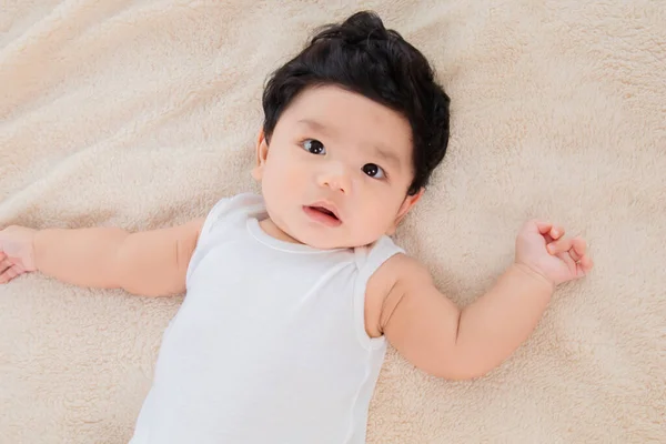 選択的フォーカスアジア生まれたての赤ちゃんの年齢2 3ヶ月はベッドの上に一人で横になり カメラを見て 愛らしい幼児は朝起きて白い服を着ています 医療と小児科です ベビー用品のコンセプト — ストック写真