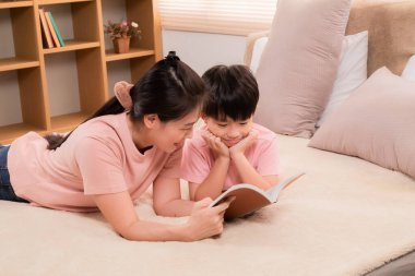 Asyalı güzel anne, yakışıklı oğlana masal anlatıyor. Yatakta birlikte yatıyor. Mutlu ilkokul çocuğu ve bekar anne, tatilde kitap okuyarak ve sataşarak vakit geçiriyor.. 