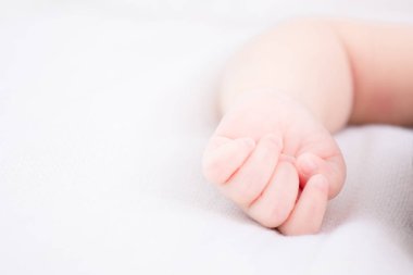 Yeni doğmuş bebeğin küçük parmak elinin vücut parçası. Metin için kopyalama alanı var.